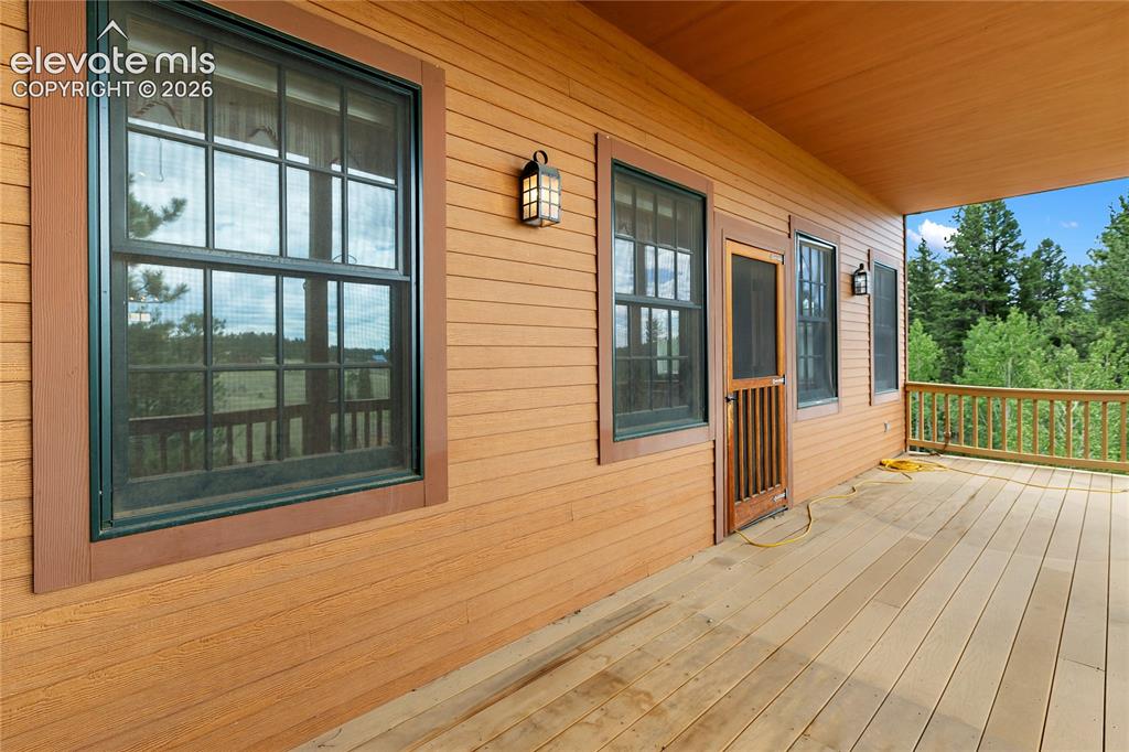 Image 6 of 50: Deck