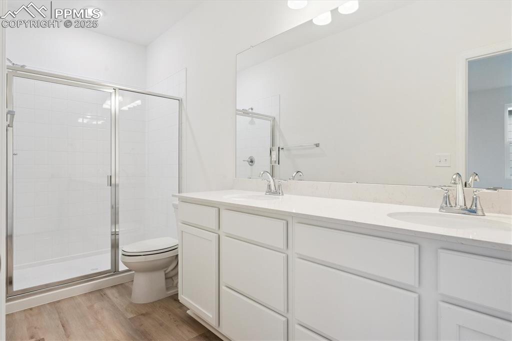 Image 16 of 20: Bathroom