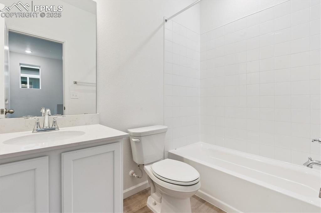 Image 18 of 20: Bathroom