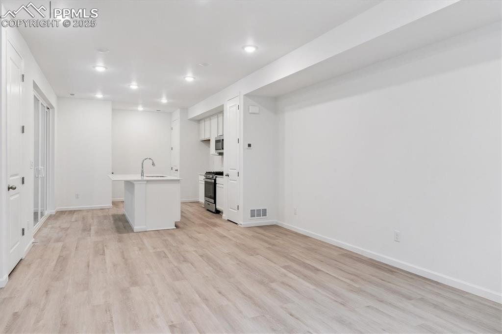 Image 4 of 20: Kitchen