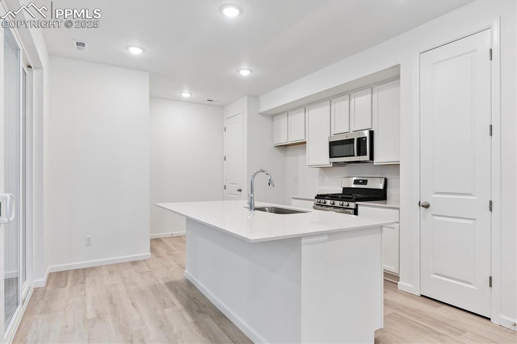 Image 6 of 20: Kitchen