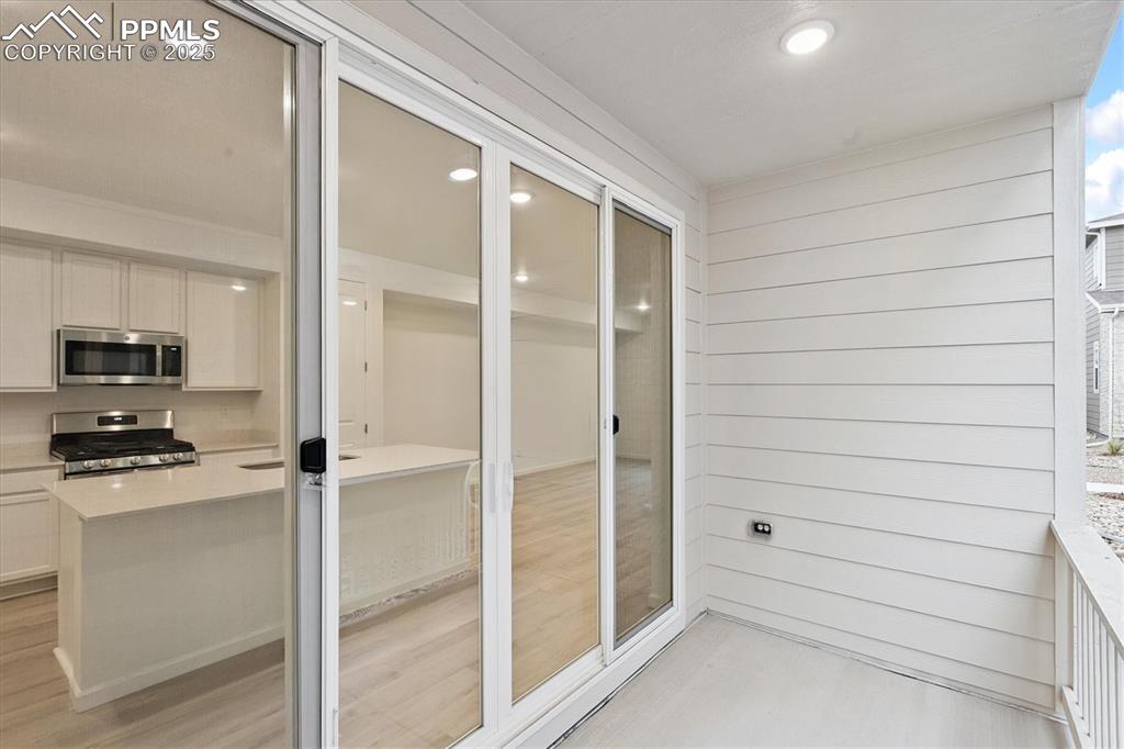 Image 8 of 20: Balcony