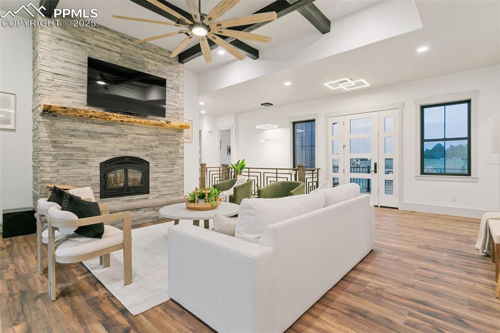 Image 13 of 50: Living Room