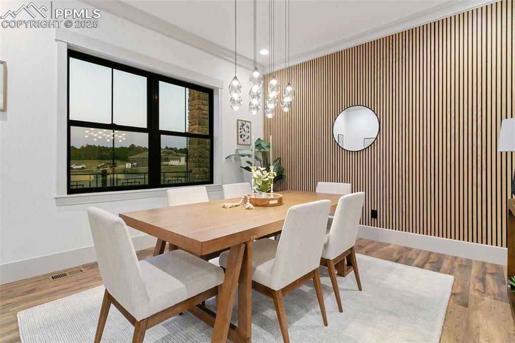 Image 16 of 50: Dining Area