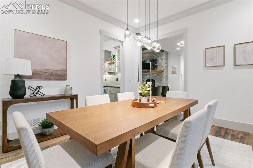 Image 17 of 50: Dining Area