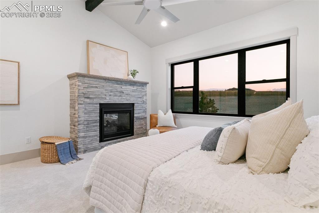 Image 19 of 50: Bedroom