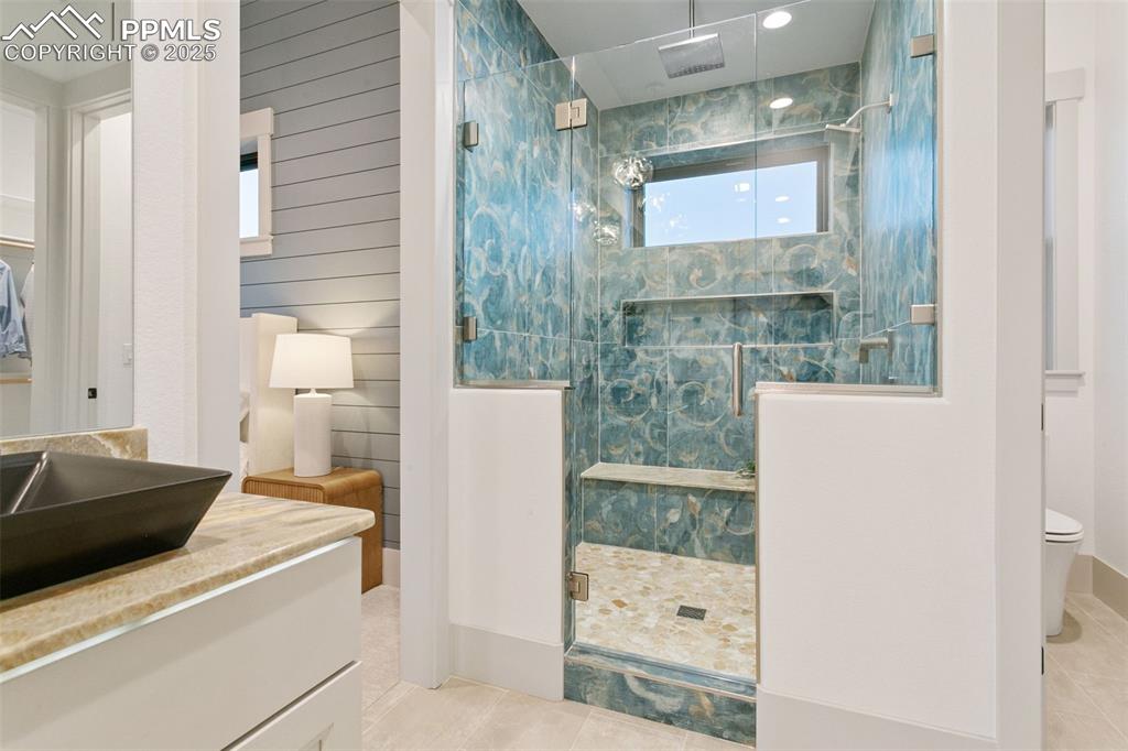 Image 21 of 50: Bathroom