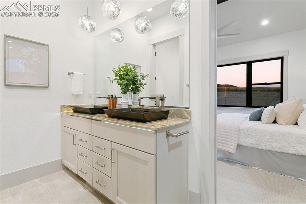 Image 22 of 50: Bathroom