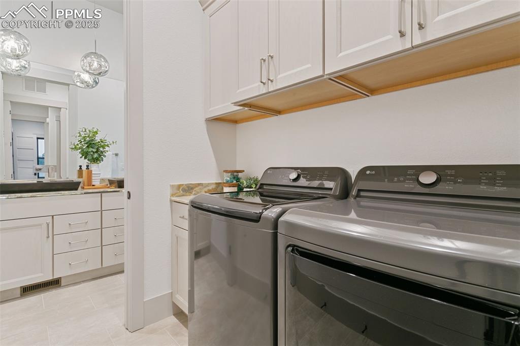 Image 23 of 50: Laundry