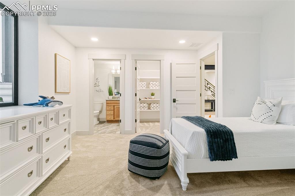 Image 26 of 50: Bedroom