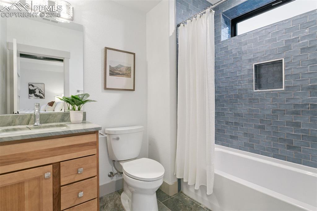 Image 27 of 50: Bathroom