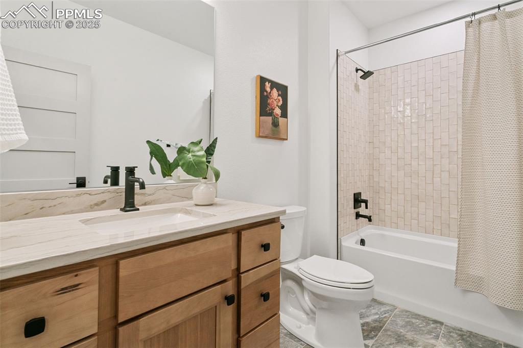 Image 33 of 50: Bathroom