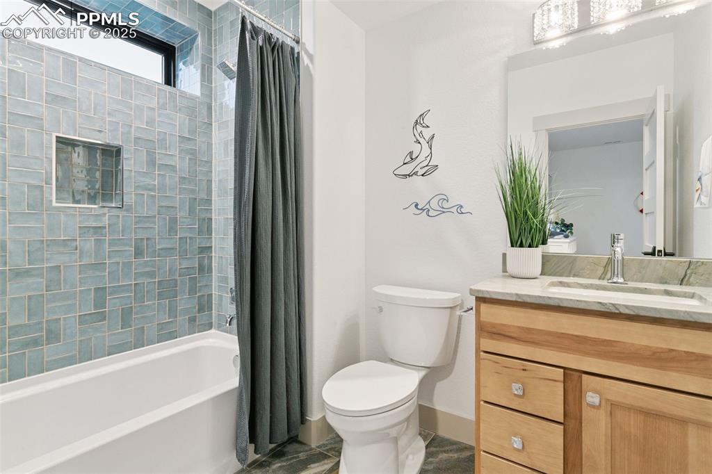 Image 34 of 50: Bathroom