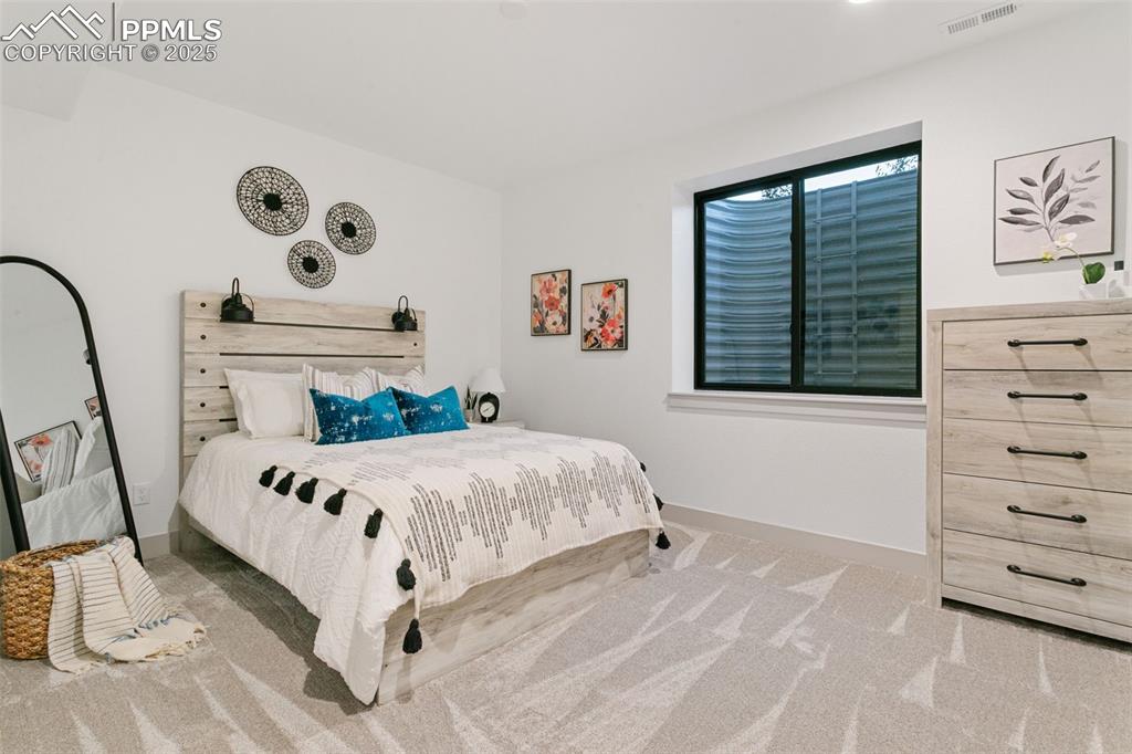 Image 35 of 50: Bedroom