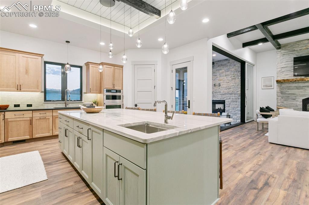 Image 4 of 50: Kitchen