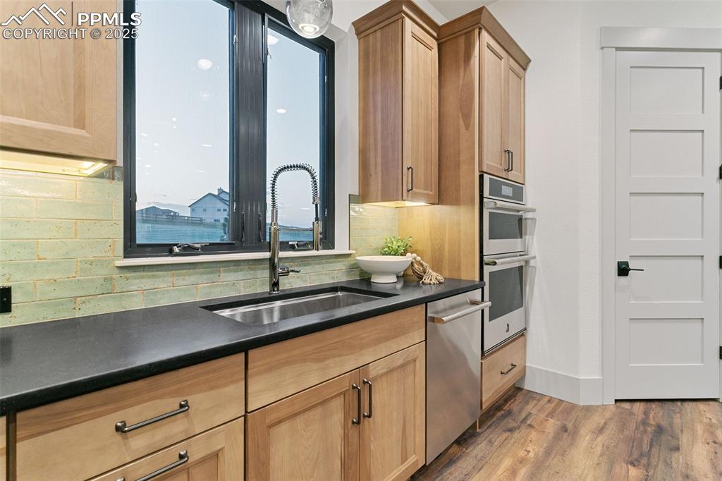 Image 7 of 50: Kitchen