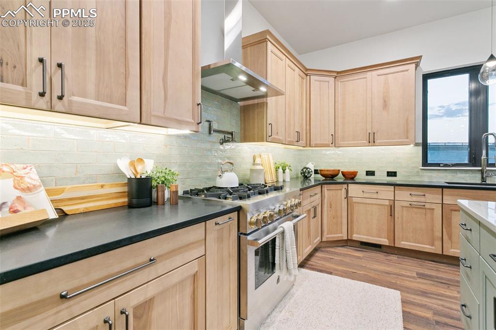 Image 8 of 50: Kitchen