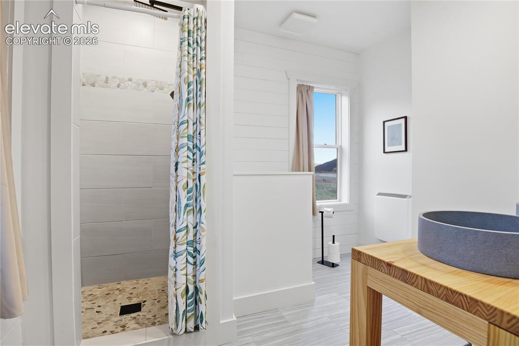 Image 19 of 45: Main Level Suite Bathroom
