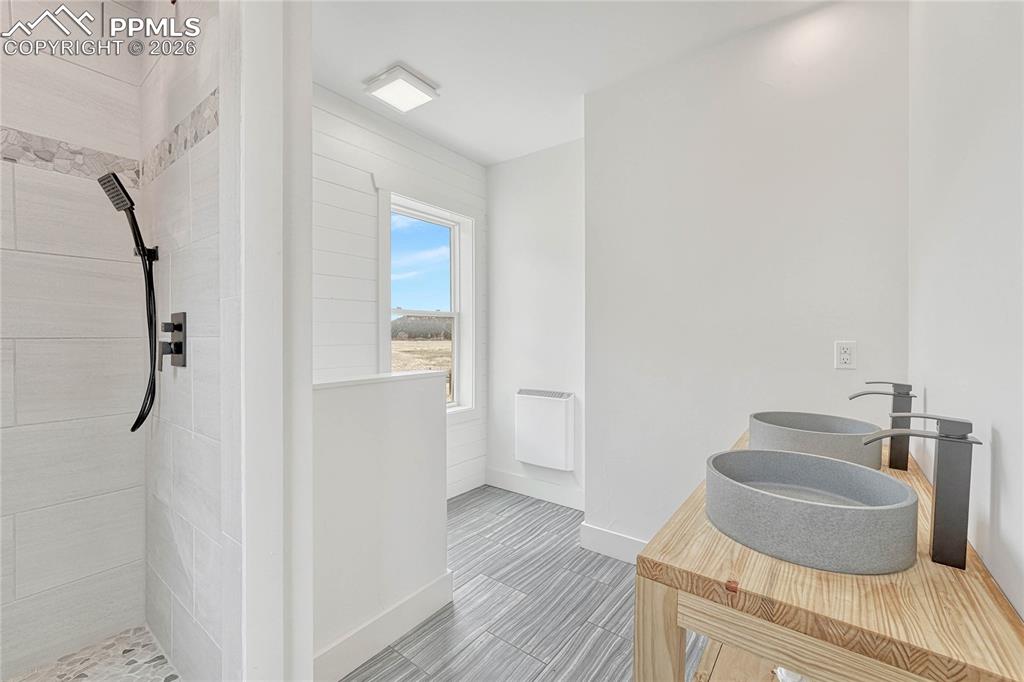 Image 21 of 45: Main Level Suite Bathroom