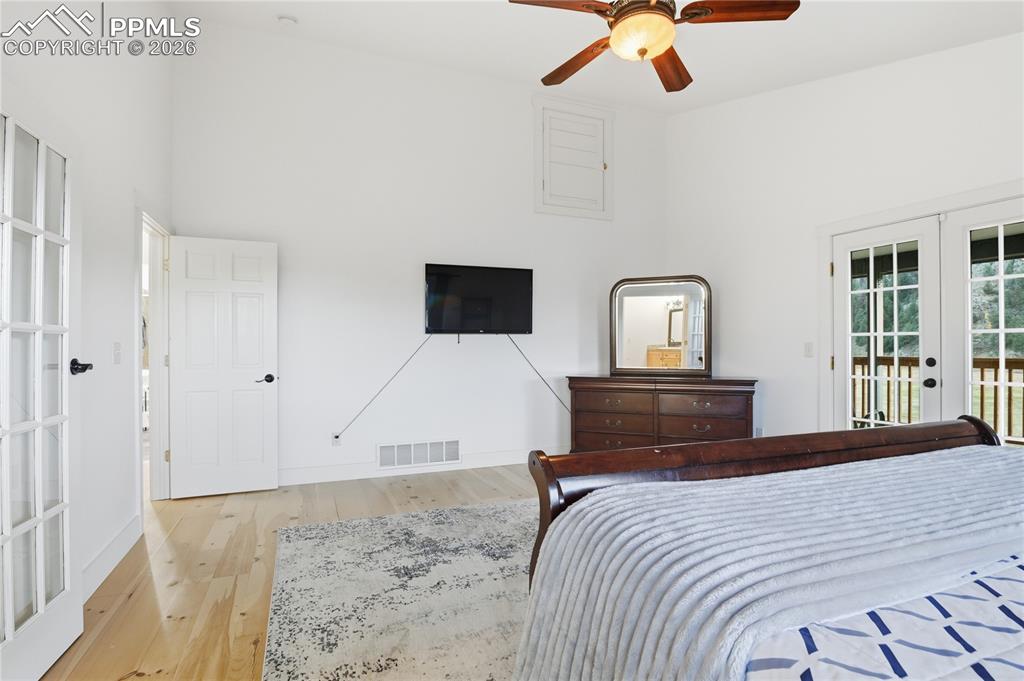 Image 26 of 45: Bedroom