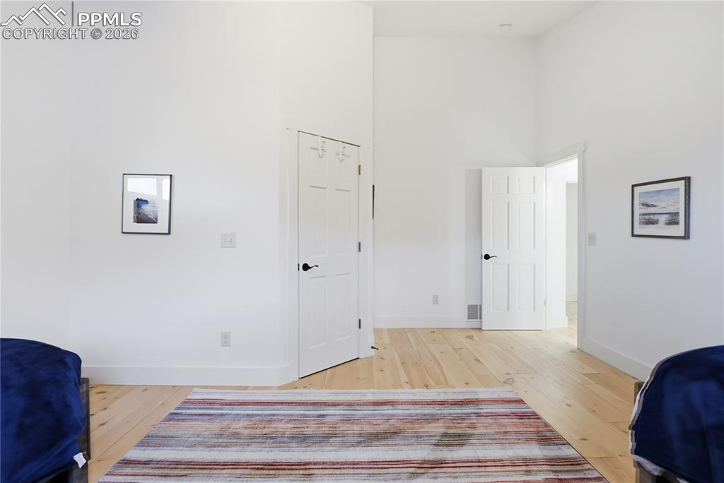 Image 31 of 45: Bedroom