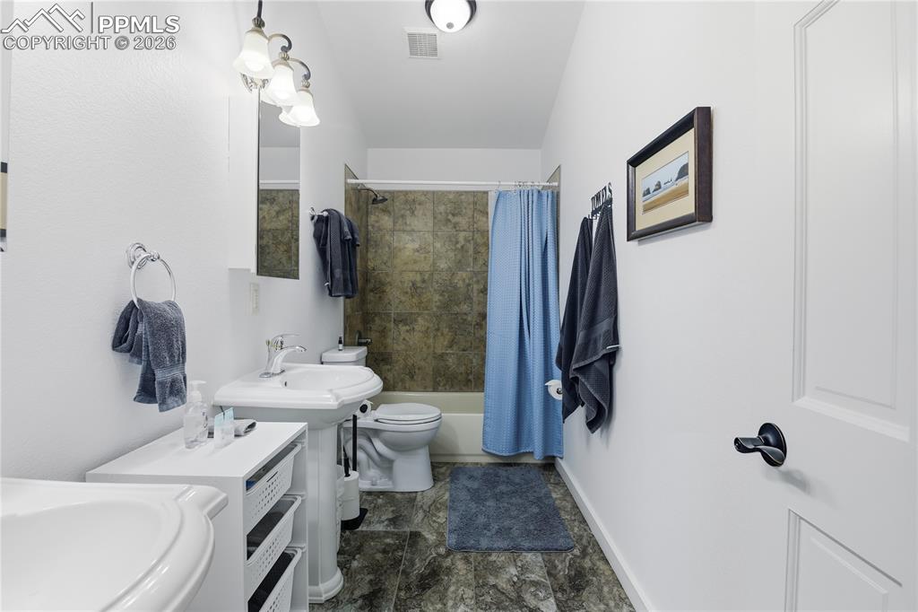 Image 33 of 45: Bathroom