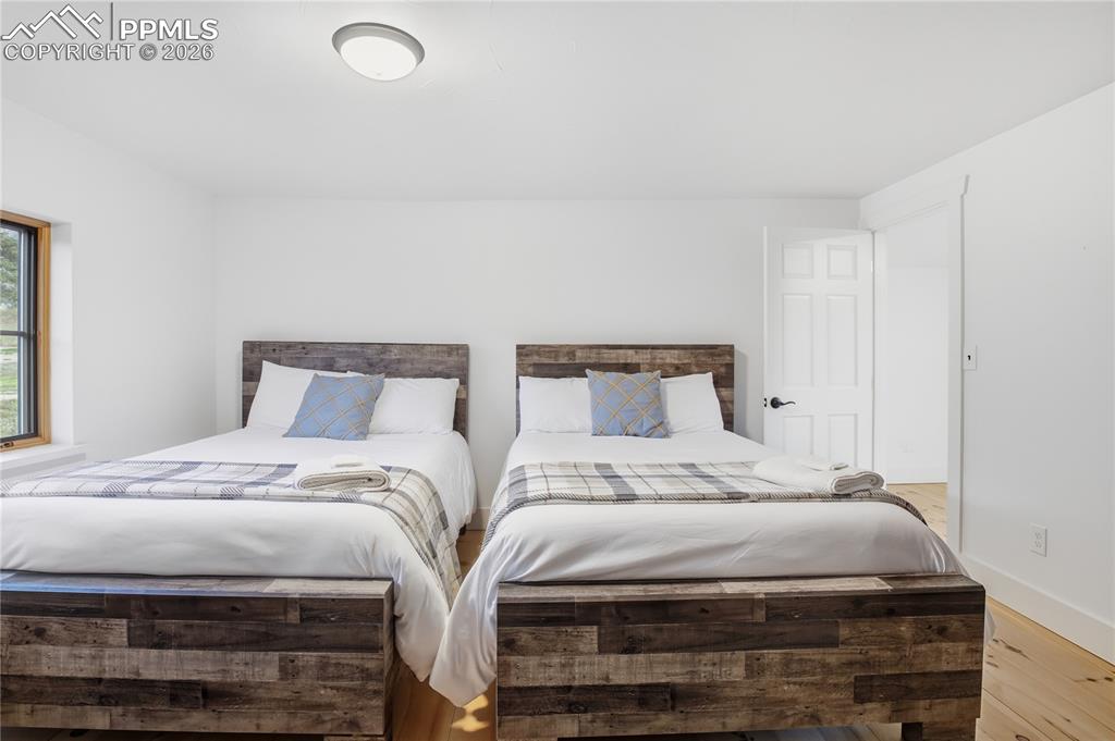 Image 35 of 45: Bedroom