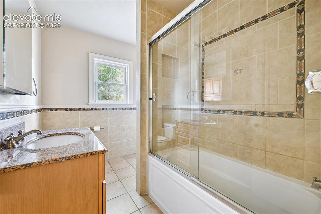Image 16 of 31: Bathroom