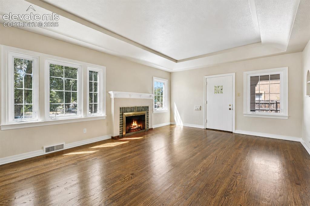 Image 4 of 31: Living Room