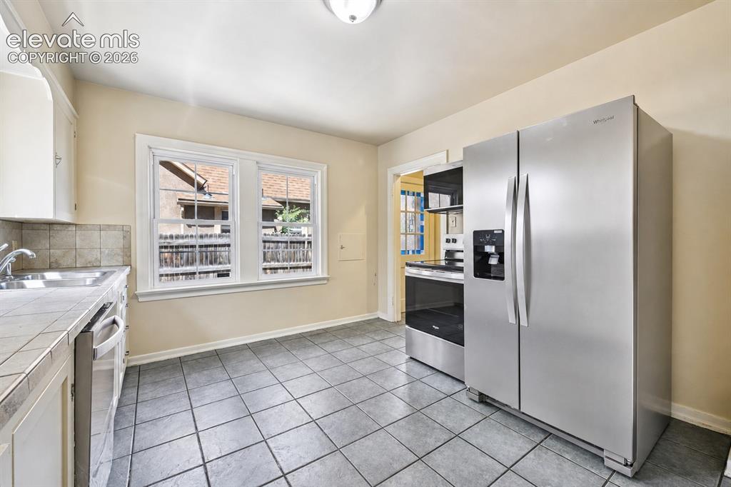 Image 7 of 31: Kitchen
