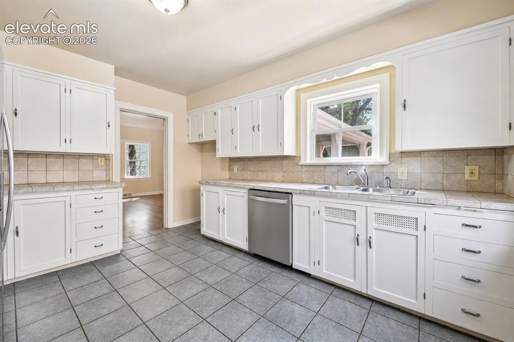 Image 9 of 31: Kitchen