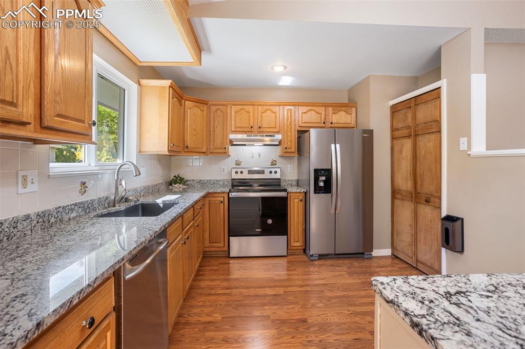 Image 10 of 35: Kitchen