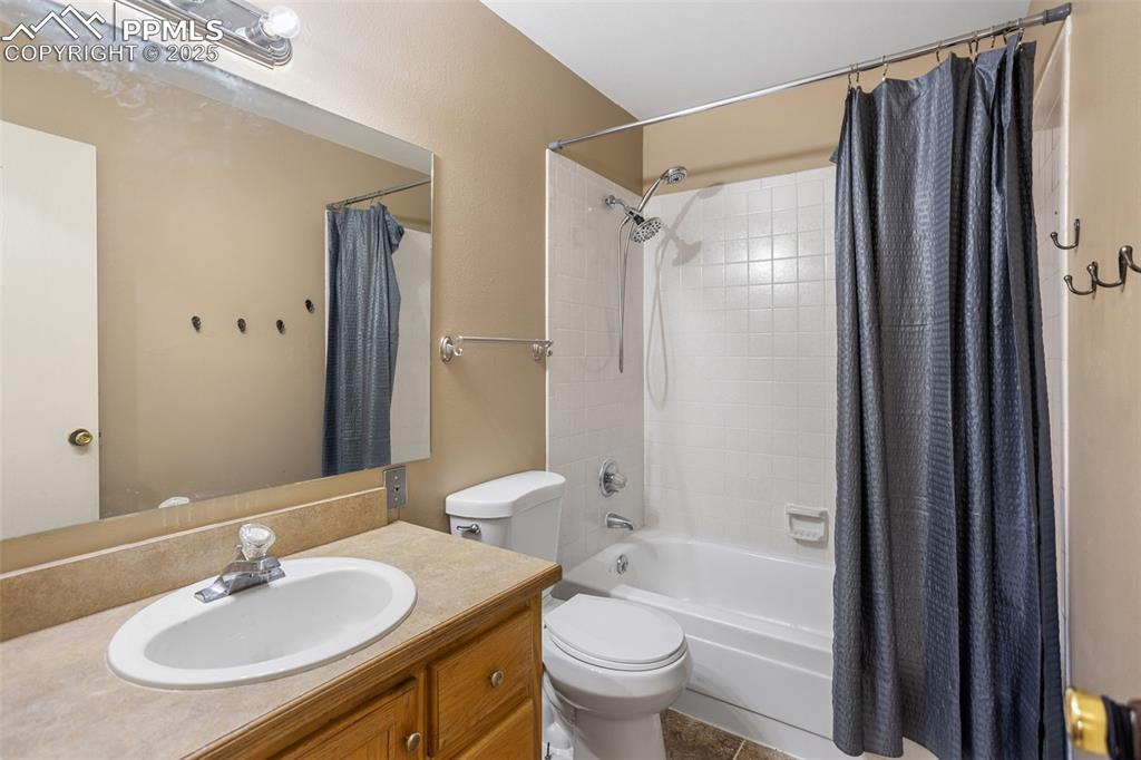 Image 18 of 35: Bathroom