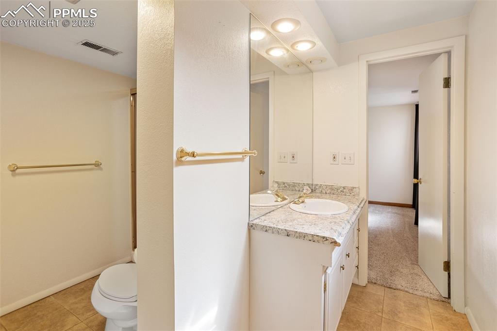 Image 24 of 35: Bathroom