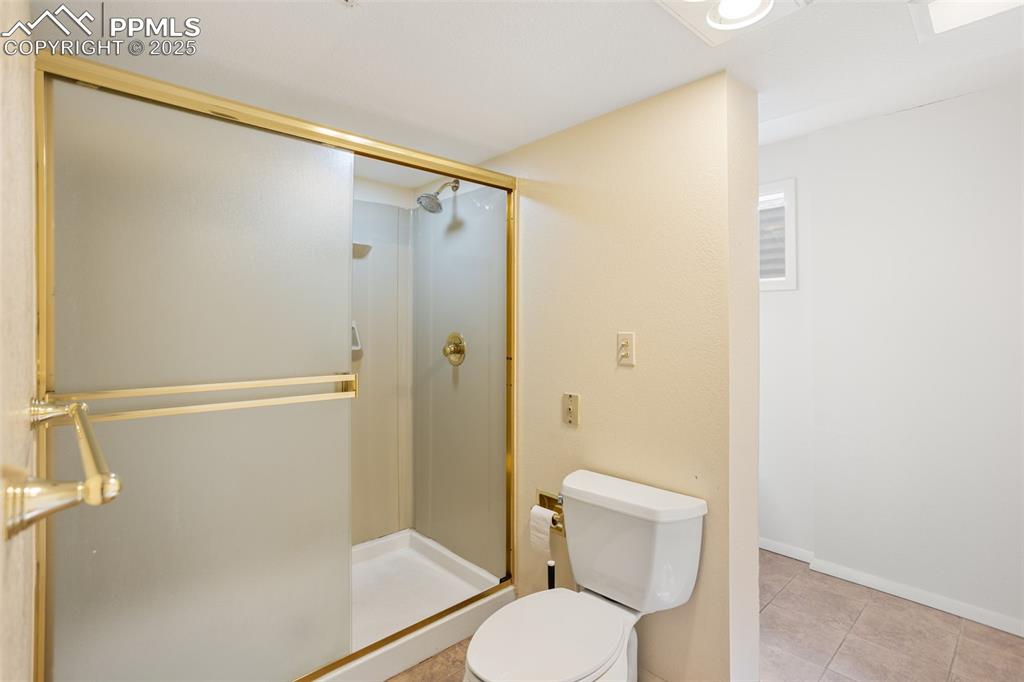 Image 25 of 35: Bathroom