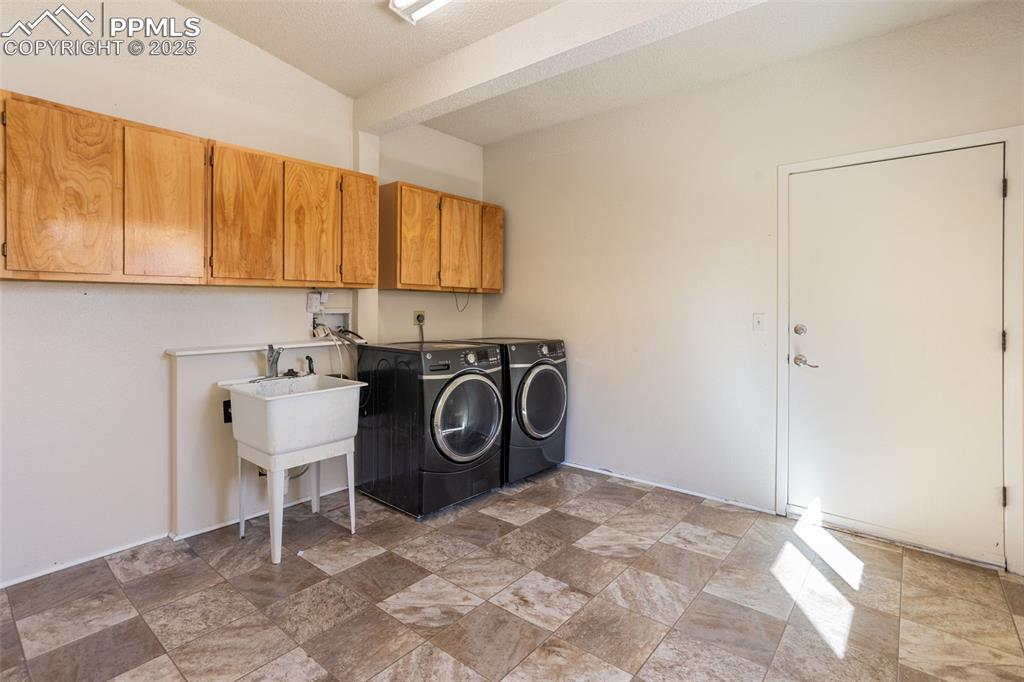 Image 26 of 35: Laundry