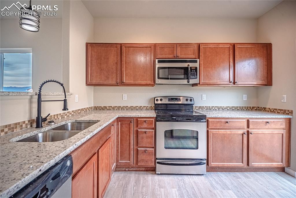 Image 15 of 36: Kitchen