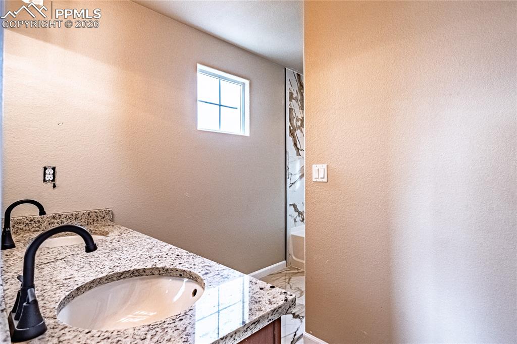 Image 27 of 36: Bathroom