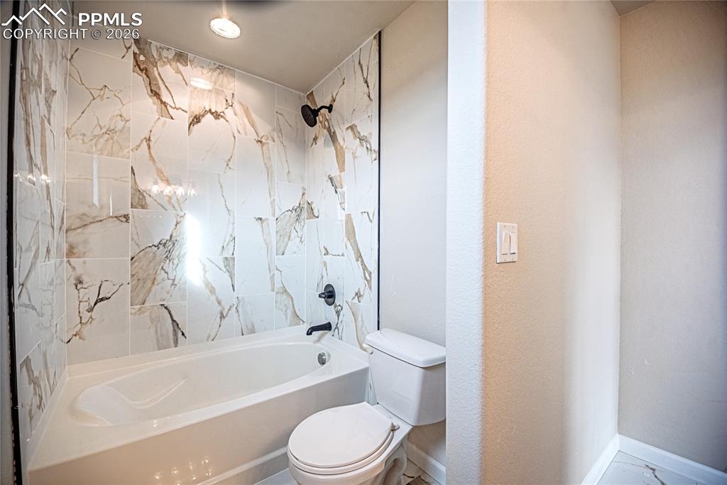 Image 28 of 36: Bathroom