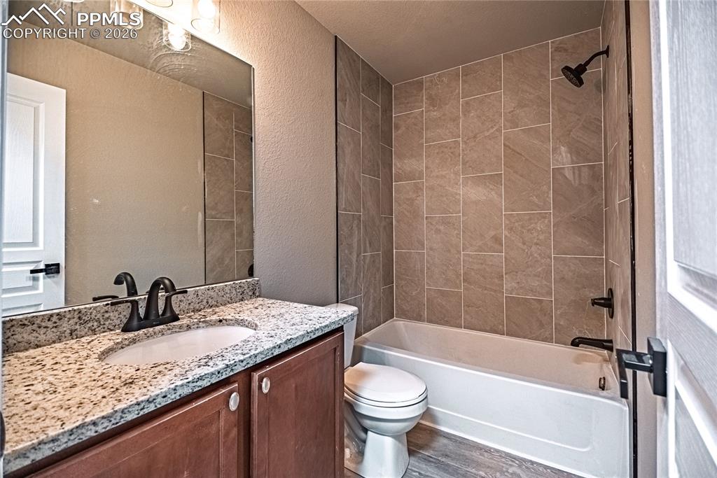 Image 34 of 36: Bathroom