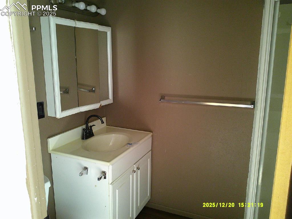 Image 11 of 16: Bathroom