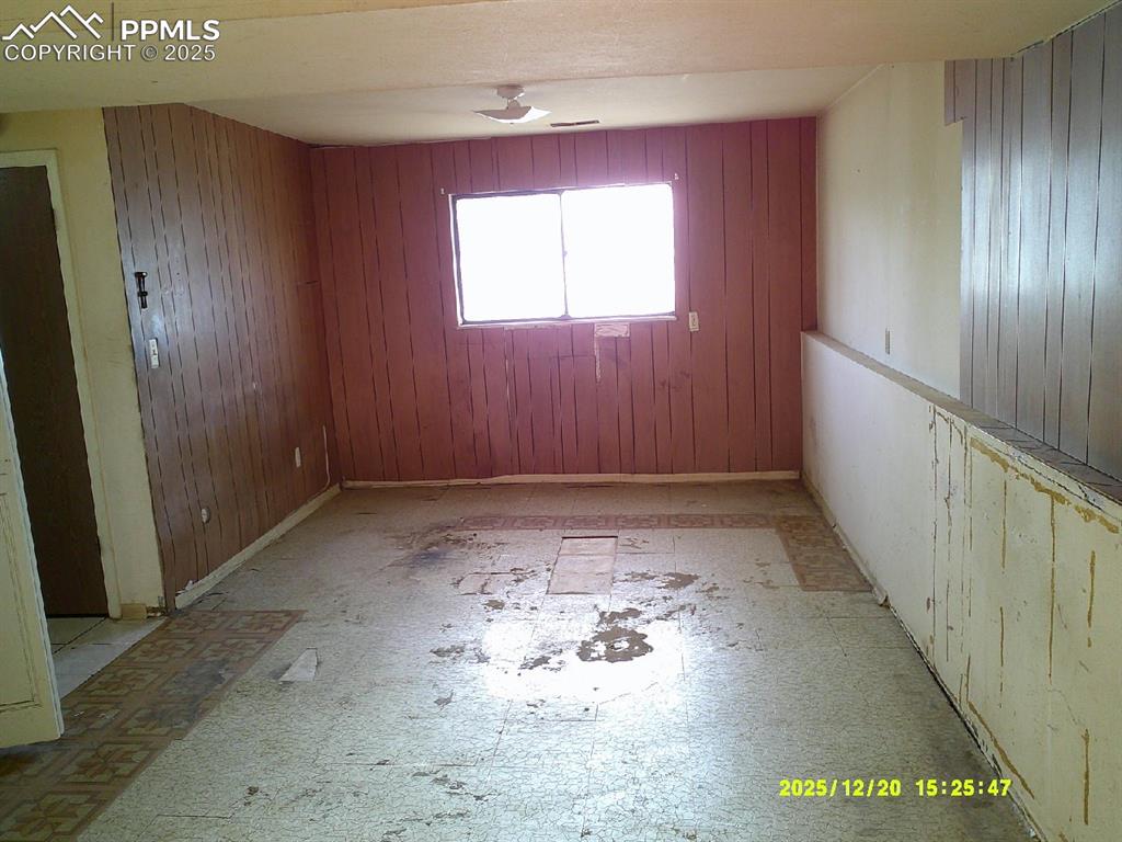 Image 13 of 16: Family Room