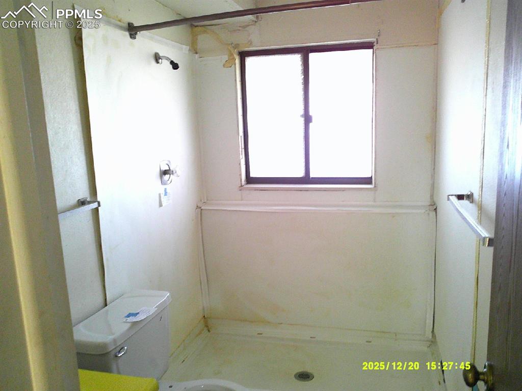 Image 14 of 16: Bathroom