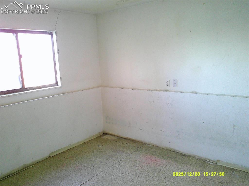 Image 15 of 16: Bedroom