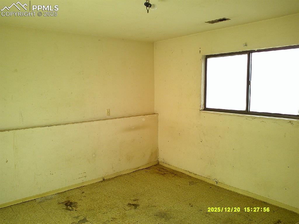 Image 16 of 16: Bedroom