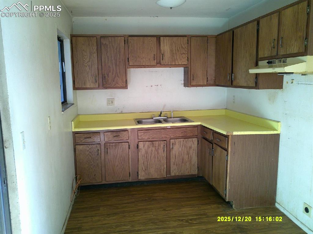 Image 6 of 16: Kitchen