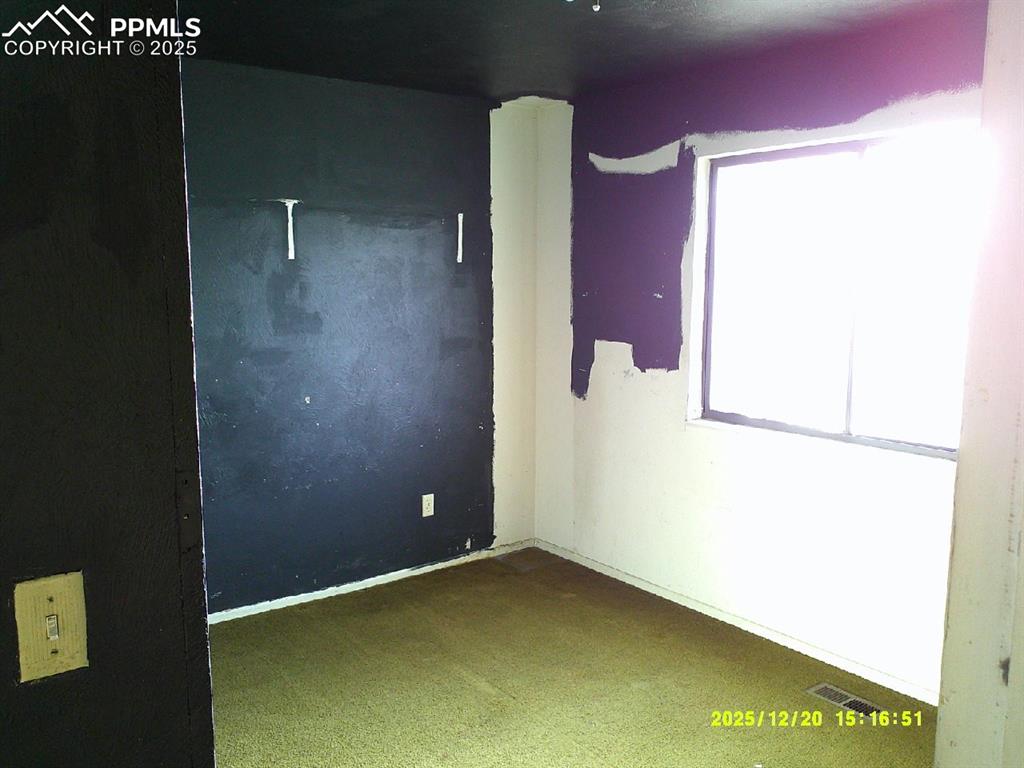 Image 7 of 16: Bedroom