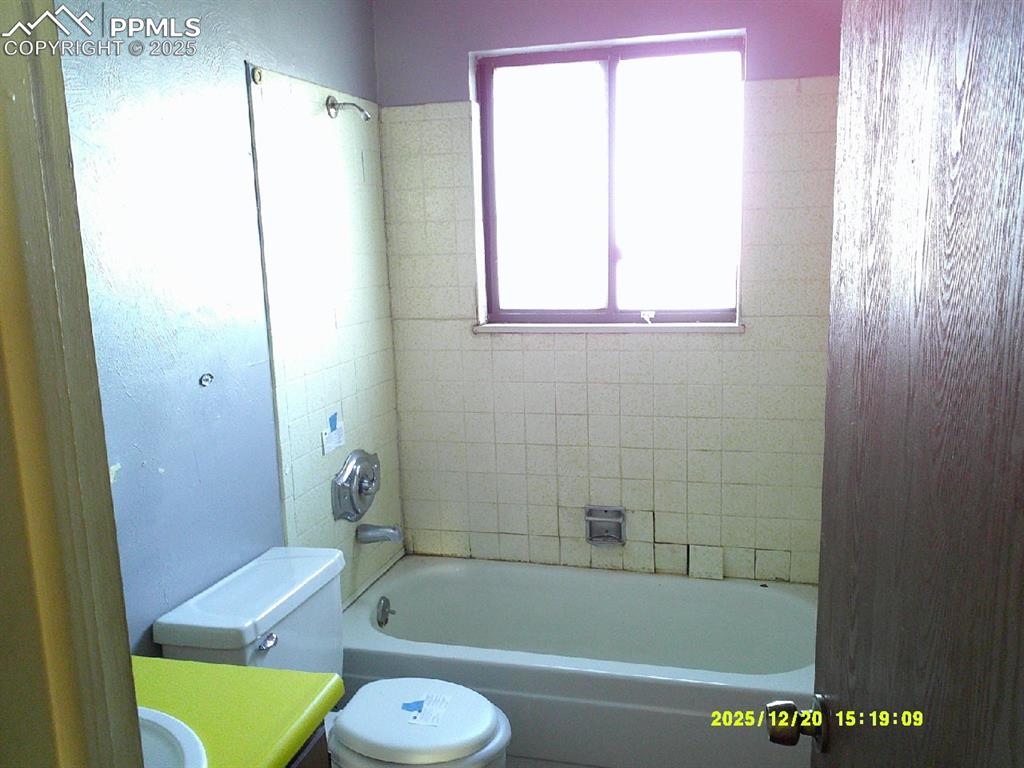 Image 9 of 16: Bathroom