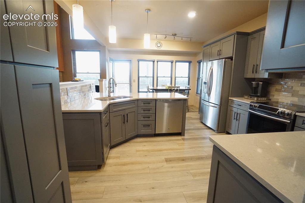 Image 14 of 50: Kitchen
