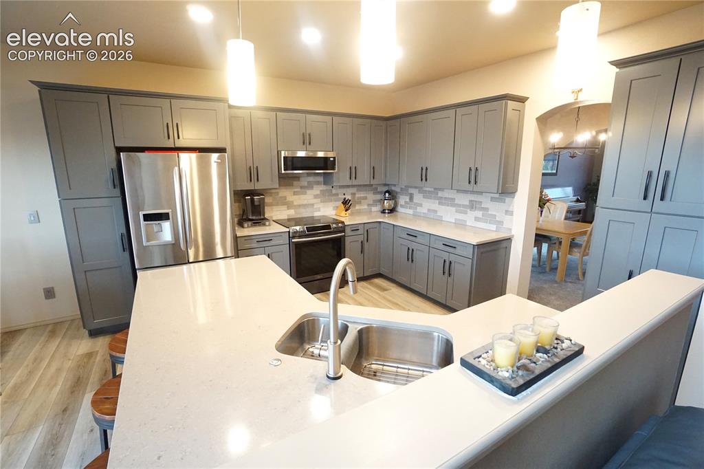 Image 15 of 50: Kitchen